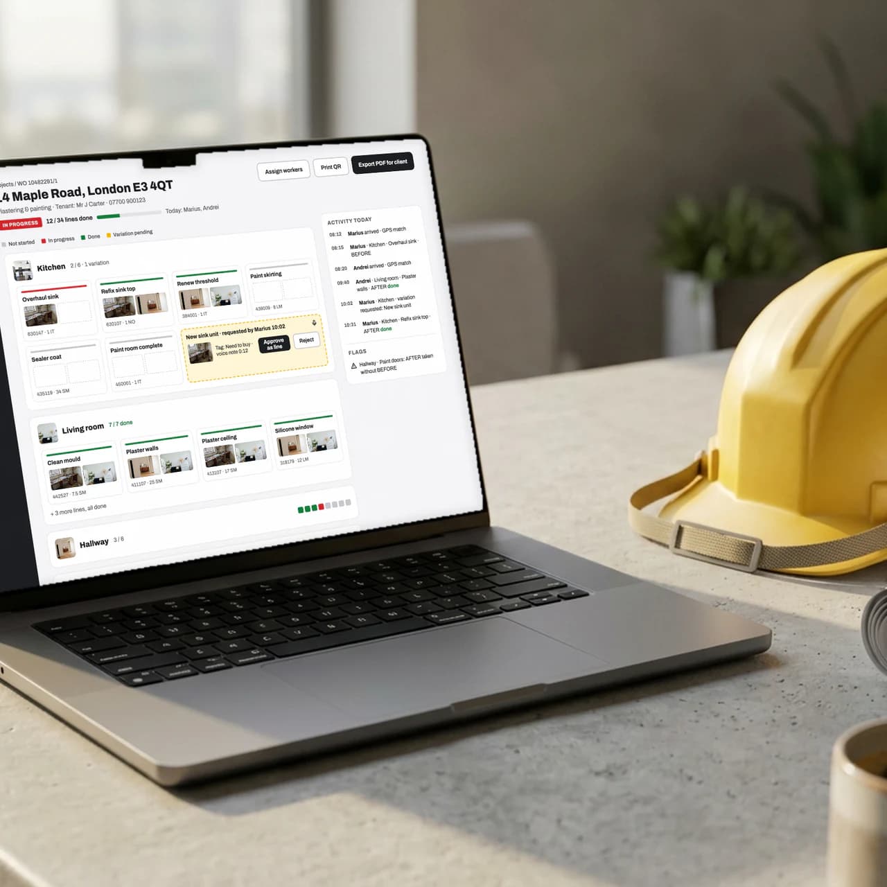 Panoul web al administratorului, pe laptop